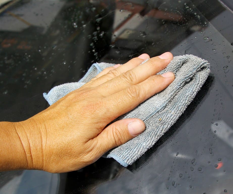cleaning car with vinegar